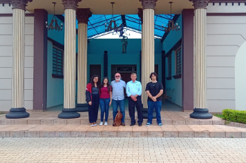 Visita de Professor e Alunos da UEL